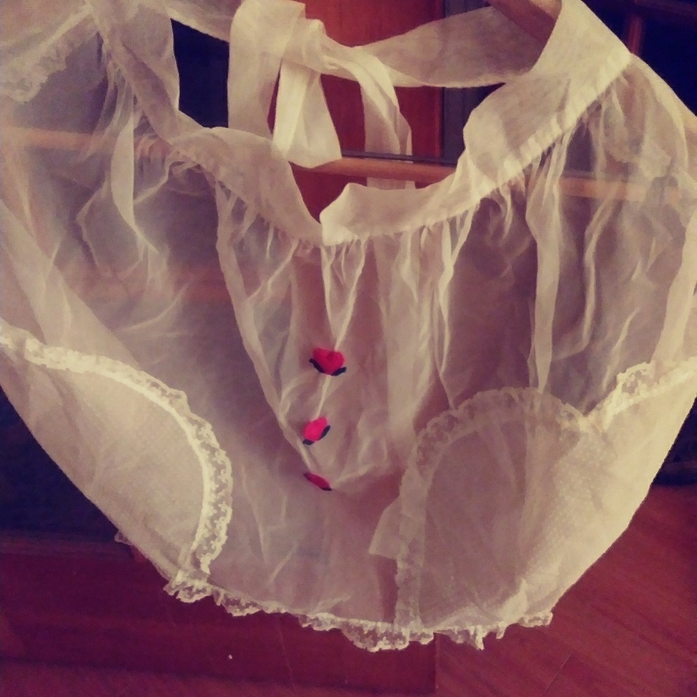 Top w/ lace apron.